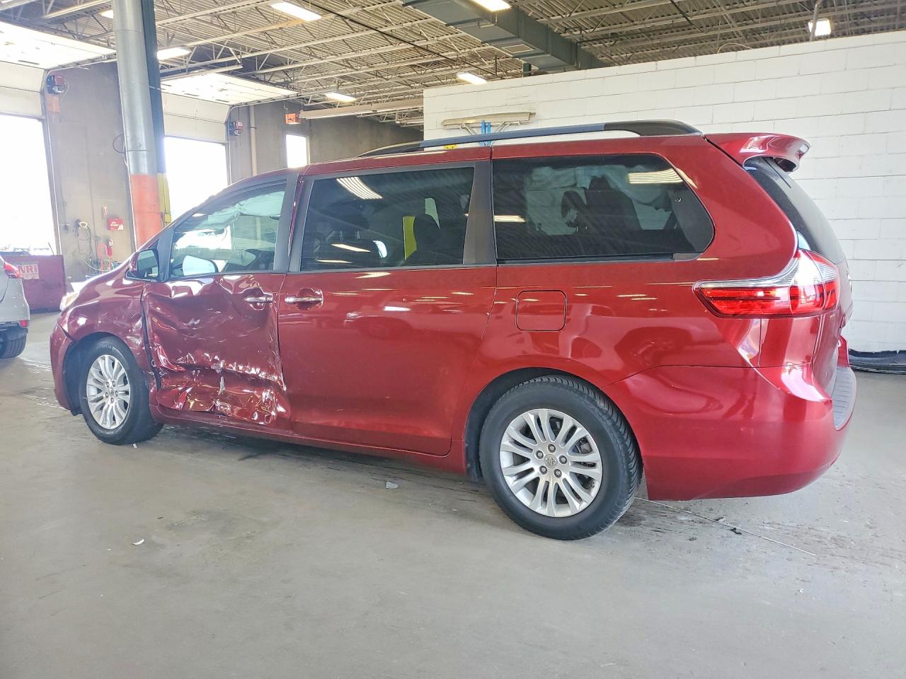 2015 Toyota Sienna Xle 8-passenger Red vin: 5TDYK3DC5FS654954