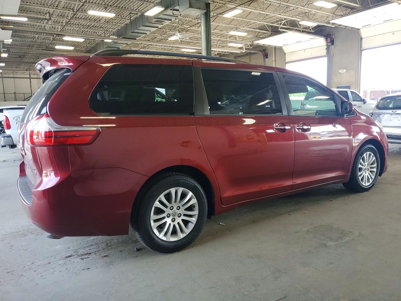 2015 Toyota Sienna Xle 8-passenger Red vin: 5TDYK3DC5FS654954