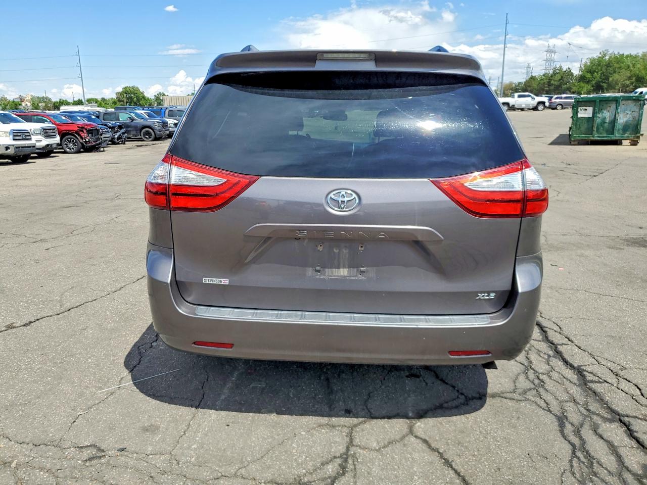 2015 Toyota Sienna Xle 8-passenger Gray vin: 5TDYK3DC5FS663220