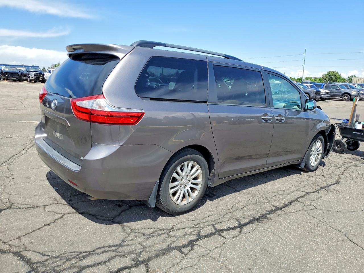 2015 Toyota Sienna Xle 8-passenger Gray vin: 5TDYK3DC5FS663220