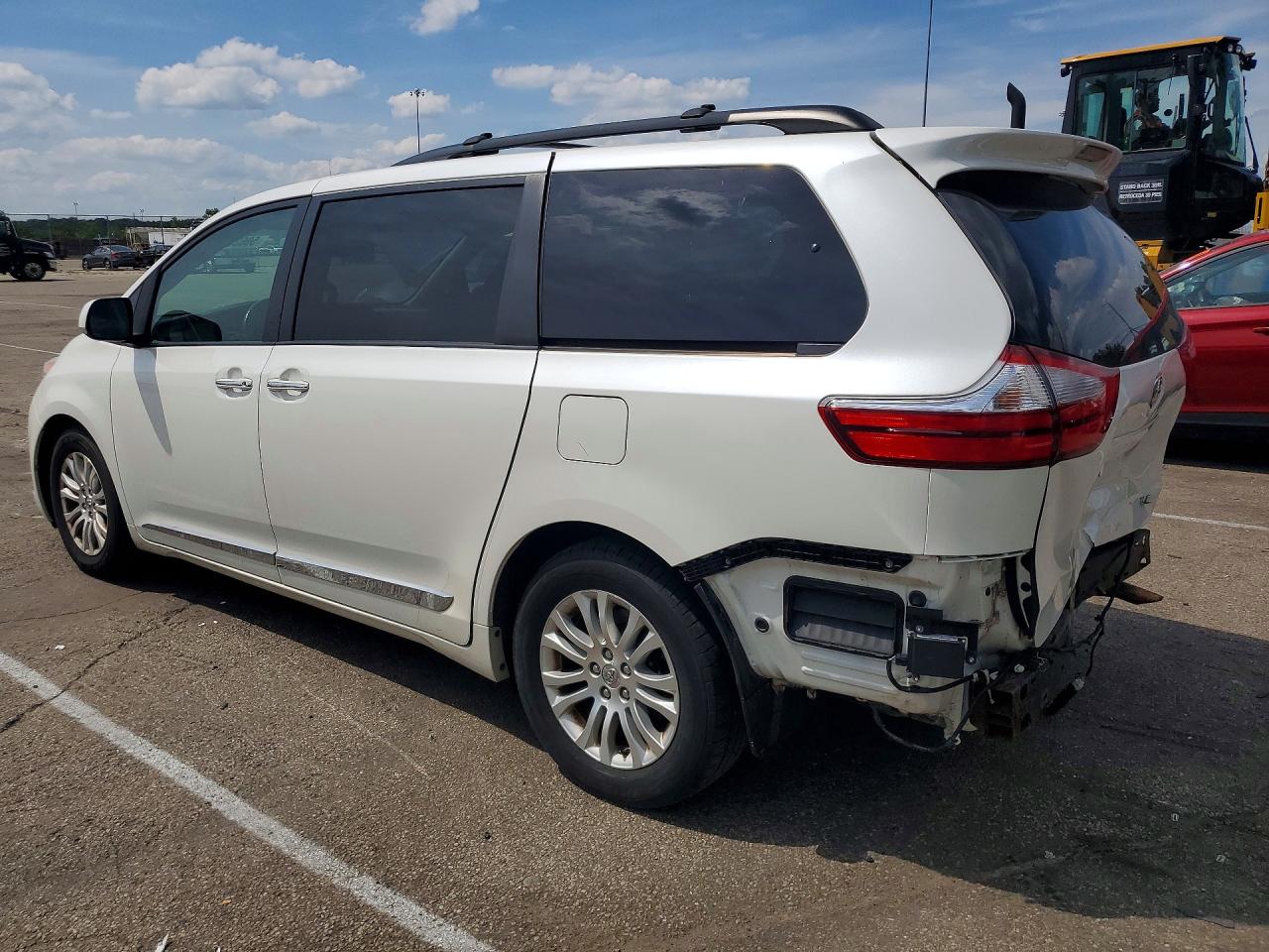 2015 Toyota Sienna Xle 8-passenger White vin: 5TDYK3DC5FS684214