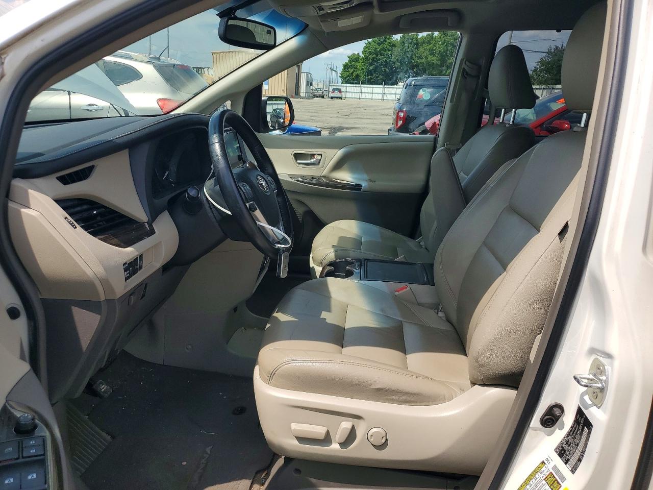 2015 Toyota Sienna Xle 8-passenger White vin: 5TDYK3DC5FS684214