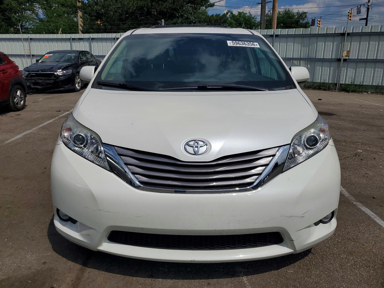 2015 Toyota Sienna Xle 8-passenger White vin: 5TDYK3DC5FS684214