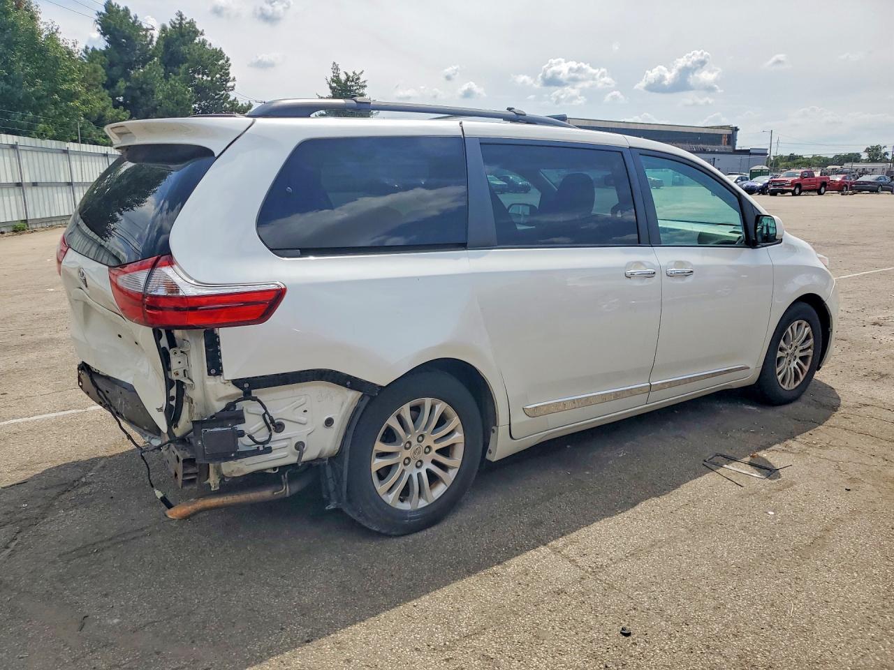 2015 Toyota Sienna Xle 8-passenger White vin: 5TDYK3DC5FS684214