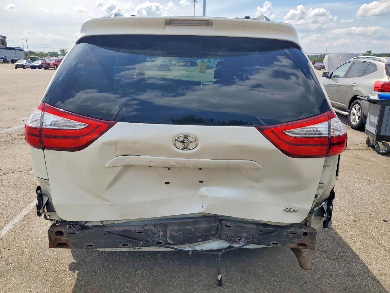 2015 Toyota Sienna Xle 8-passenger White vin: 5TDYK3DC5FS684214