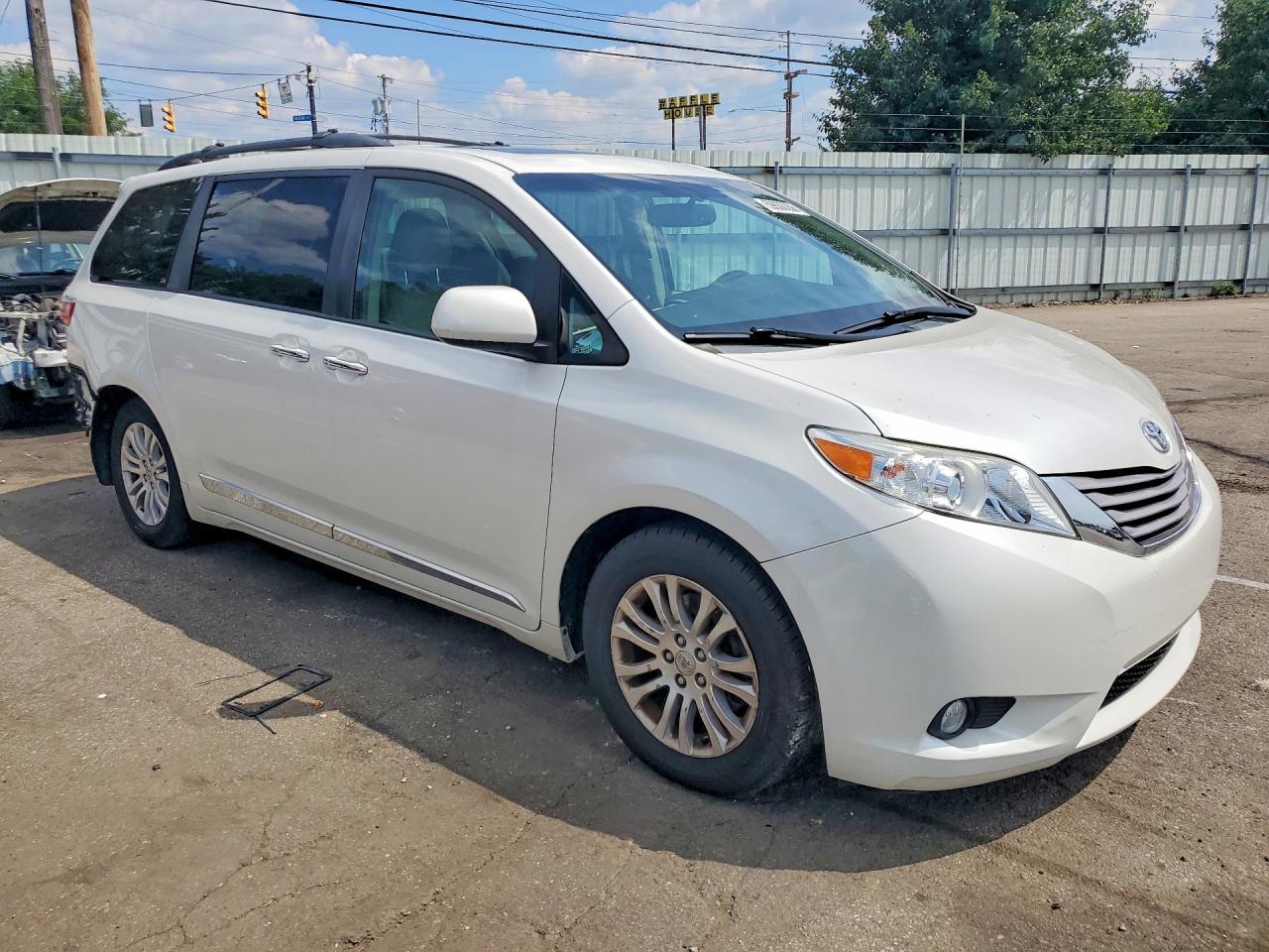 2015 Toyota Sienna Xle 8-passenger White vin: 5TDYK3DC5FS684214