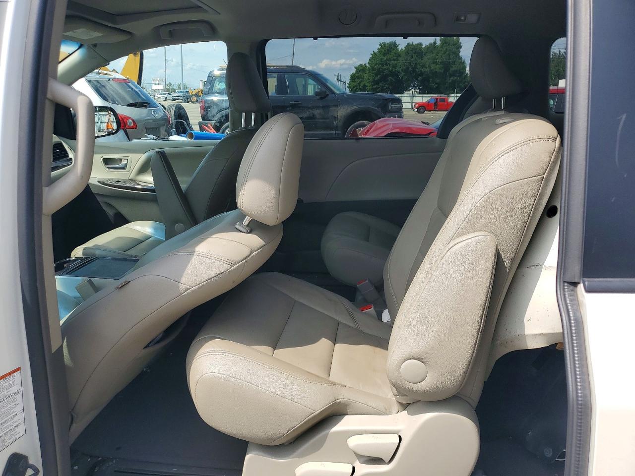 2015 Toyota Sienna Xle 8-passenger White vin: 5TDYK3DC5FS684214