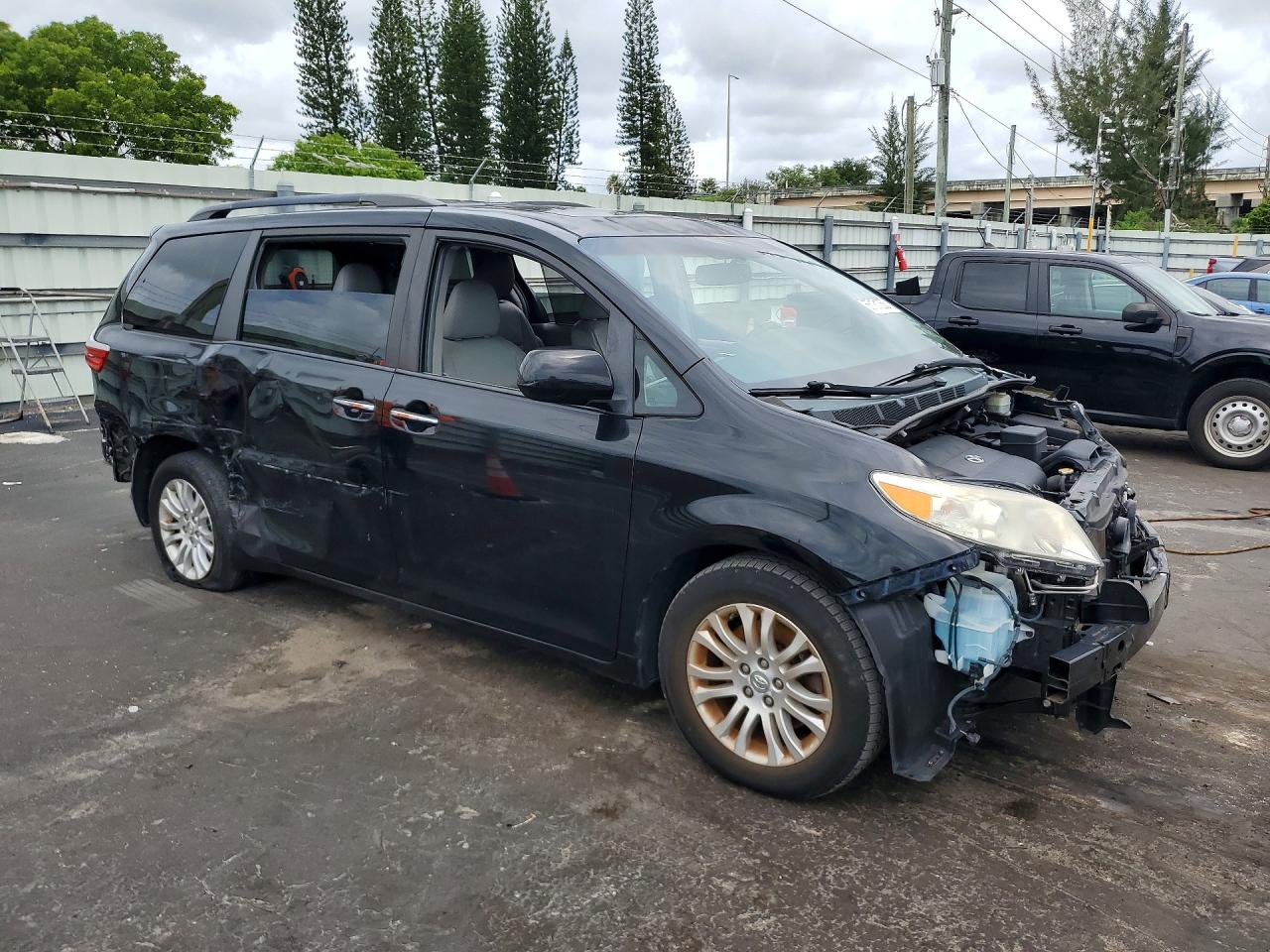 2015 Toyota Sienna Xle Premium 8-passenger Black vin: 5TDYK3DC5FS689915