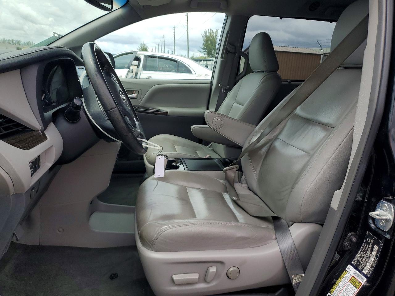 2015 Toyota Sienna Xle Premium 8-passenger Black vin: 5TDYK3DC5FS689915