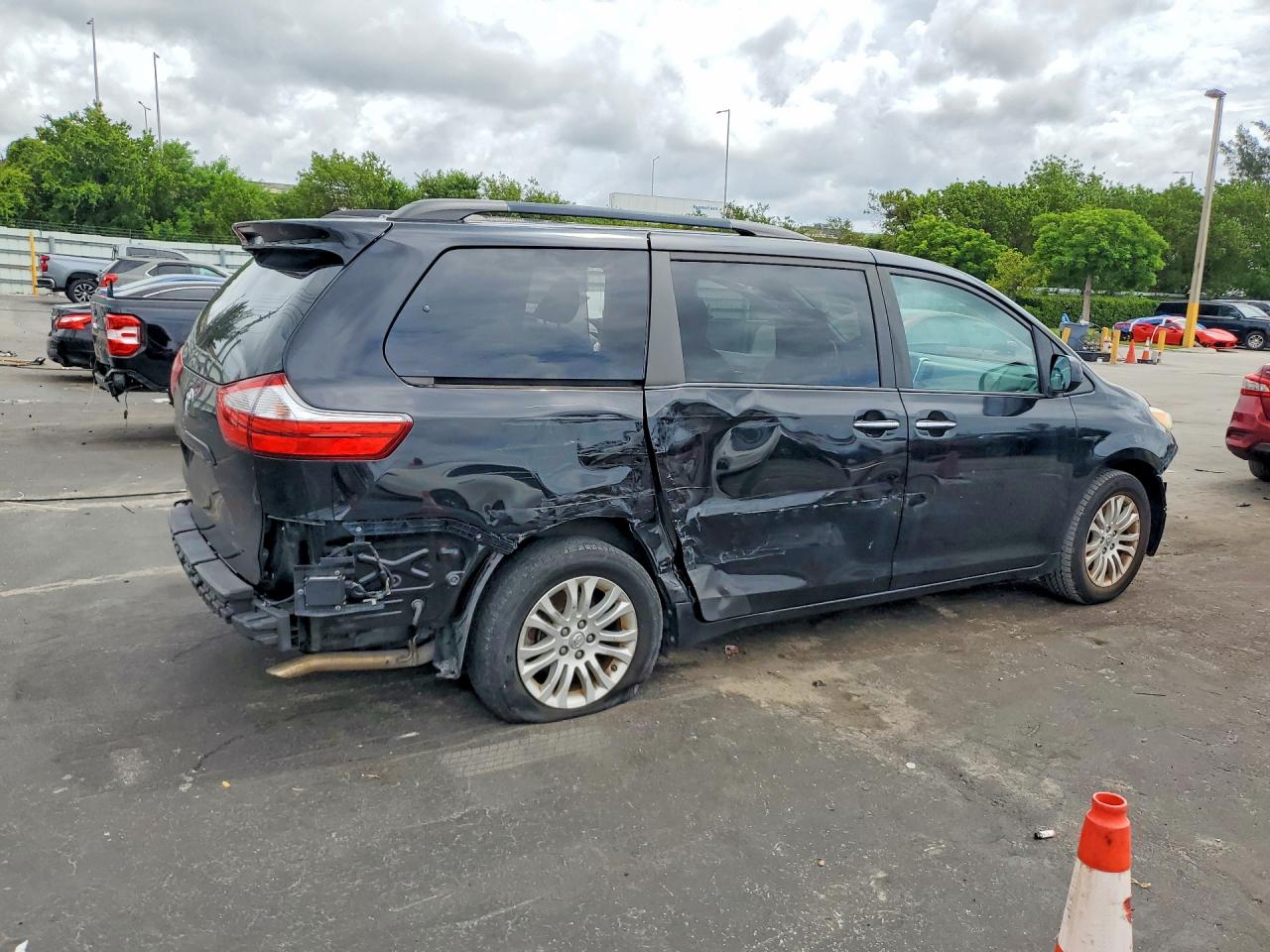 2015 Toyota Sienna Xle Premium 8-passenger Black vin: 5TDYK3DC5FS689915