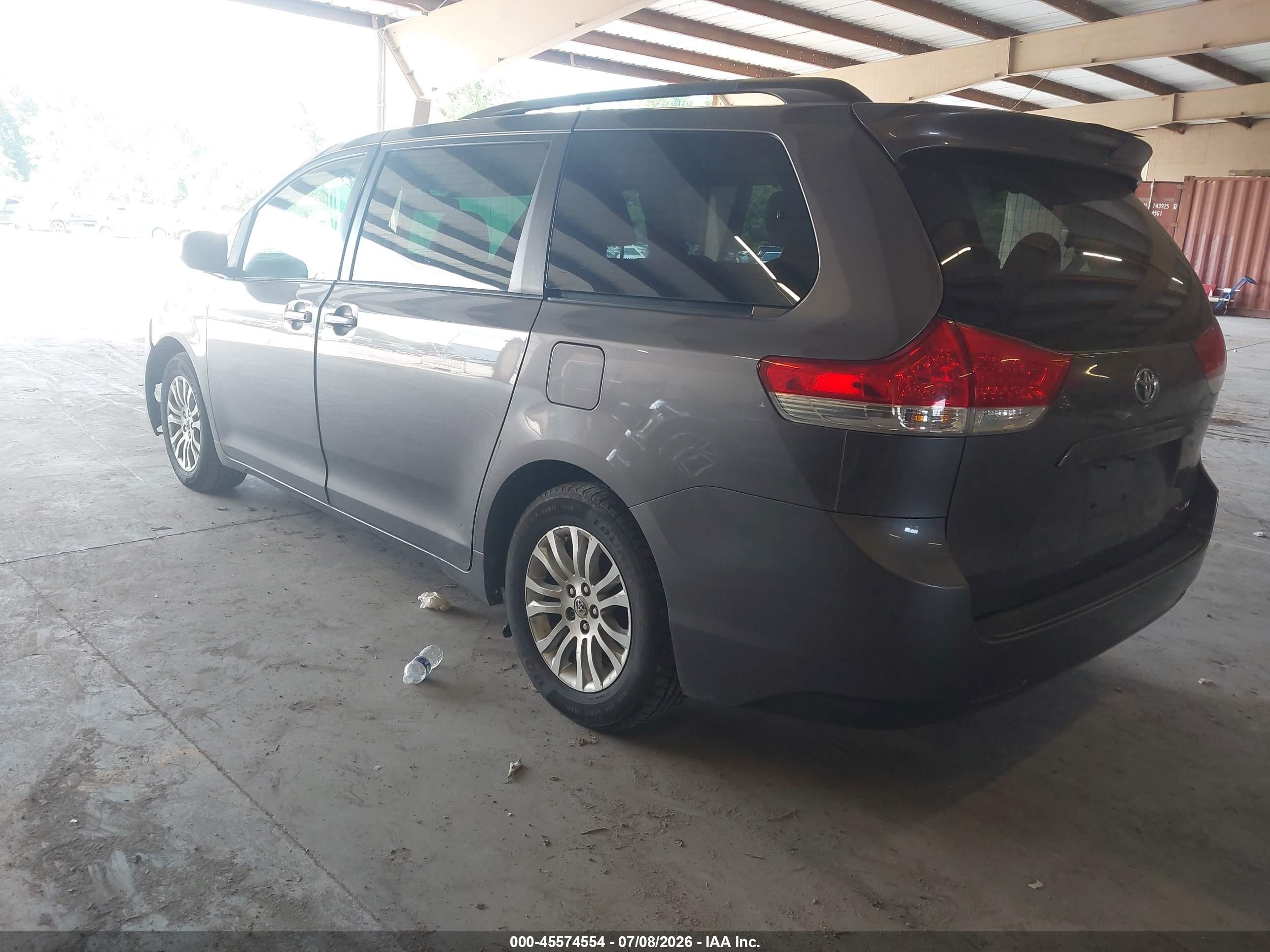 2011 Toyota Sienna Xle V6 Gray vin: 5TDYK3DC6BS007067
