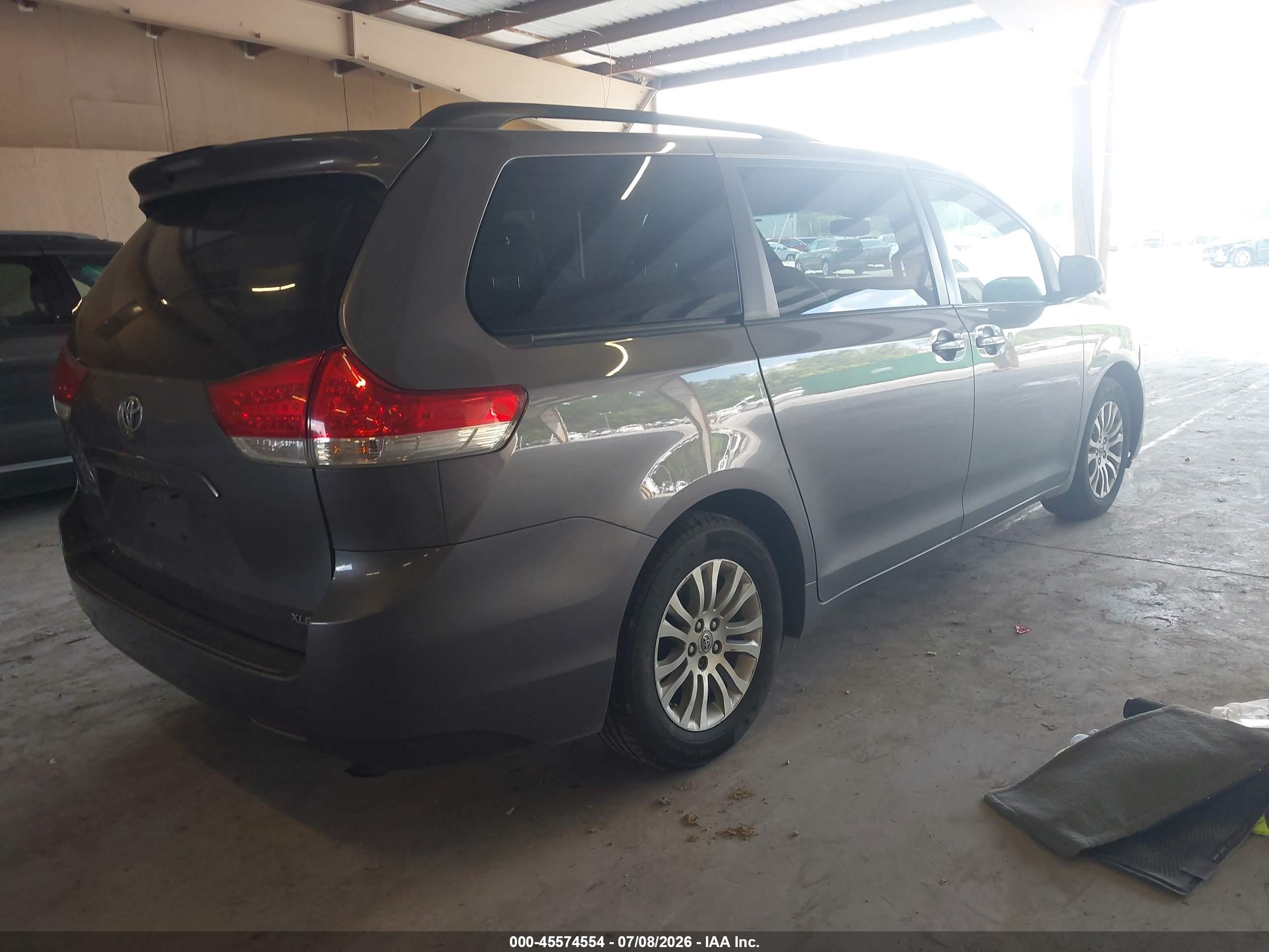 2011 Toyota Sienna Xle V6 Gray vin: 5TDYK3DC6BS007067
