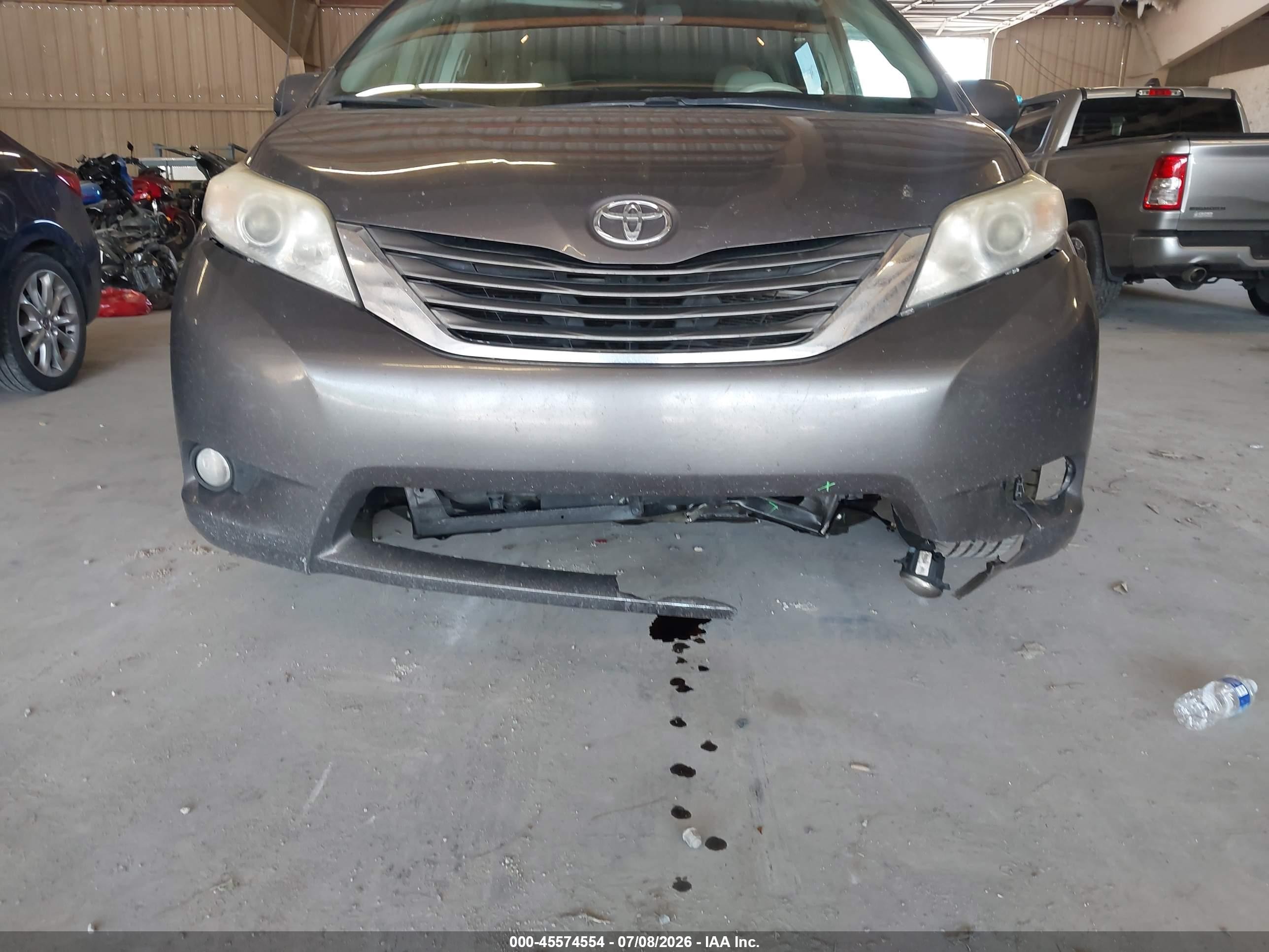 2011 Toyota Sienna Xle V6 Gray vin: 5TDYK3DC6BS007067