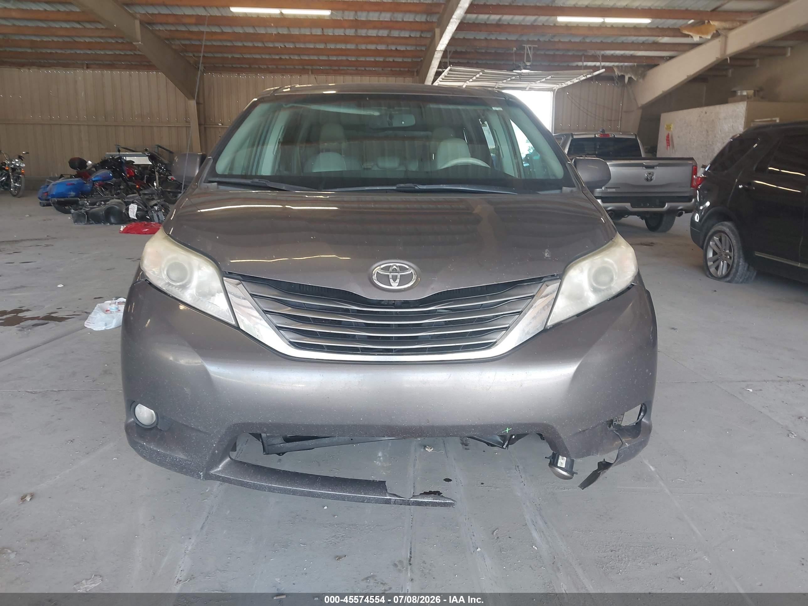 2011 Toyota Sienna Xle V6 Gray vin: 5TDYK3DC6BS007067