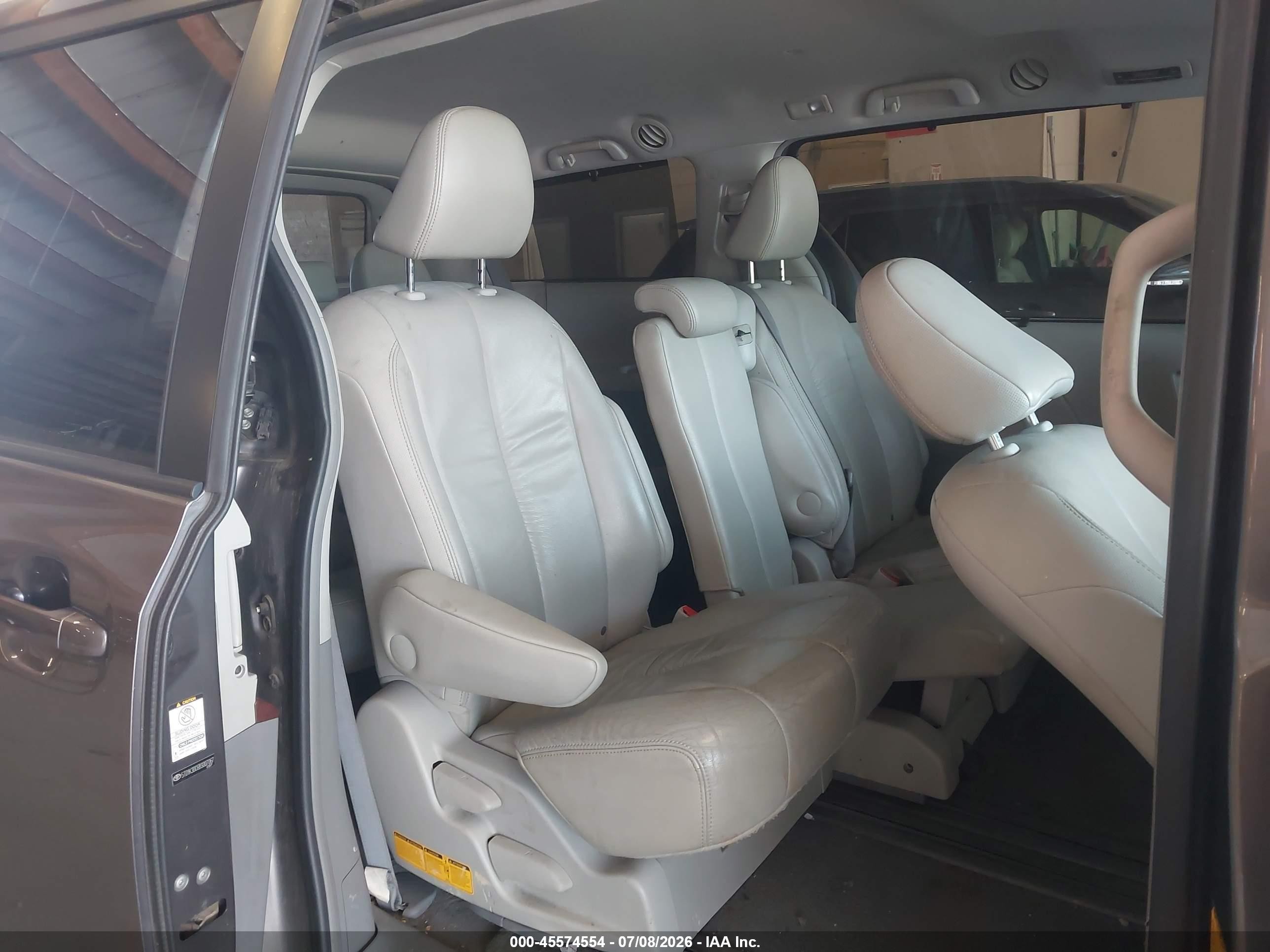 2011 Toyota Sienna Xle V6 Gray vin: 5TDYK3DC6BS007067