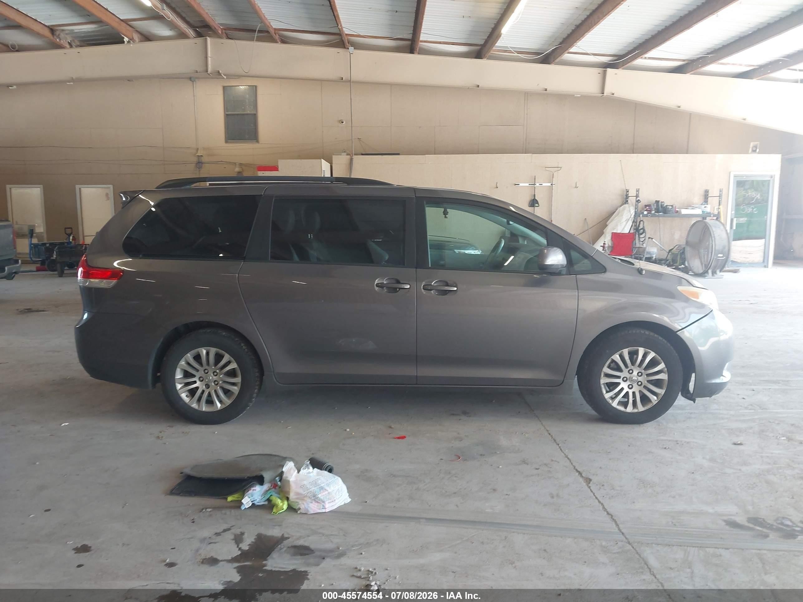 2011 Toyota Sienna Xle V6 Gray vin: 5TDYK3DC6BS007067