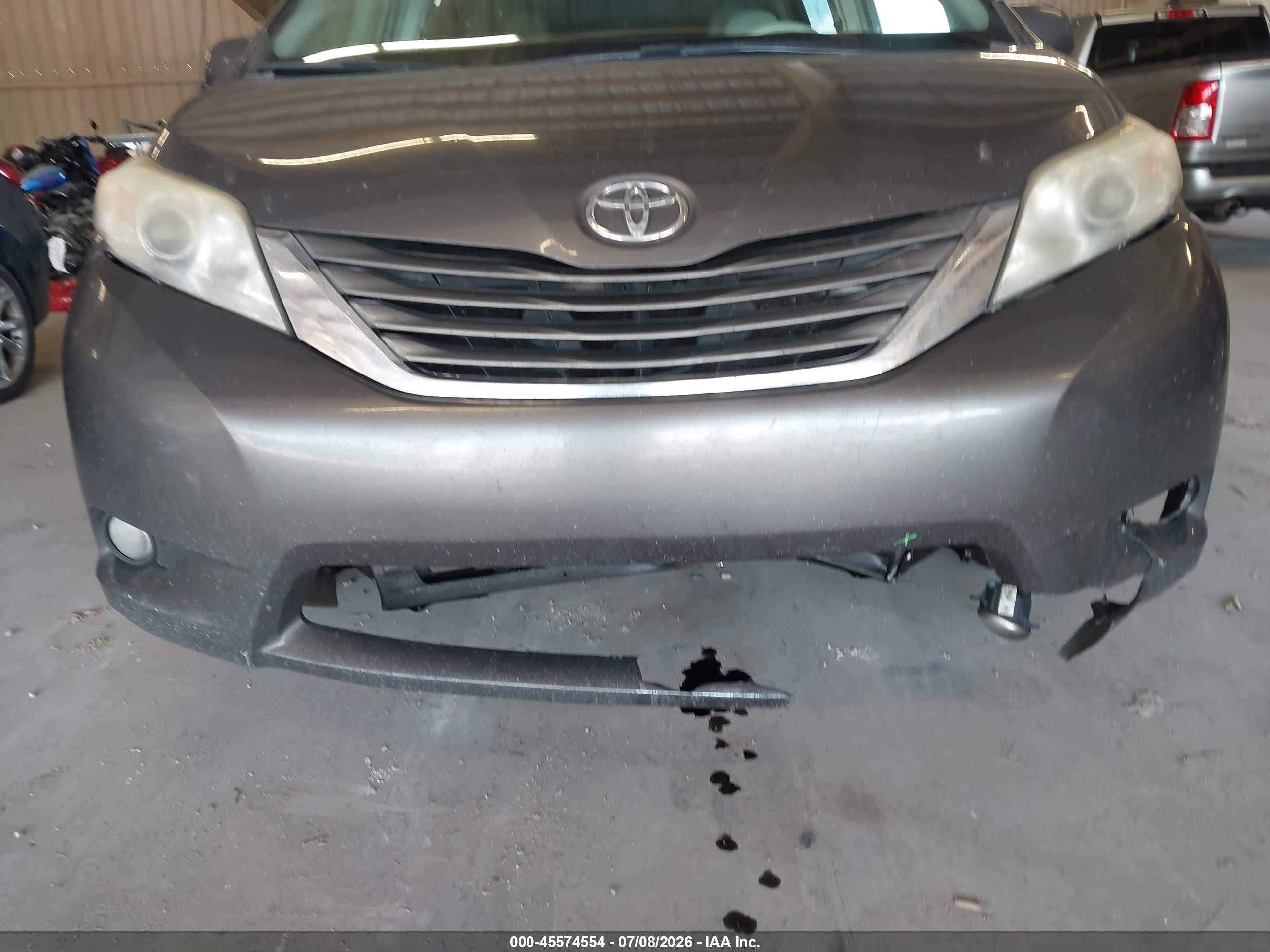 2011 Toyota Sienna Xle V6 Gray vin: 5TDYK3DC6BS007067