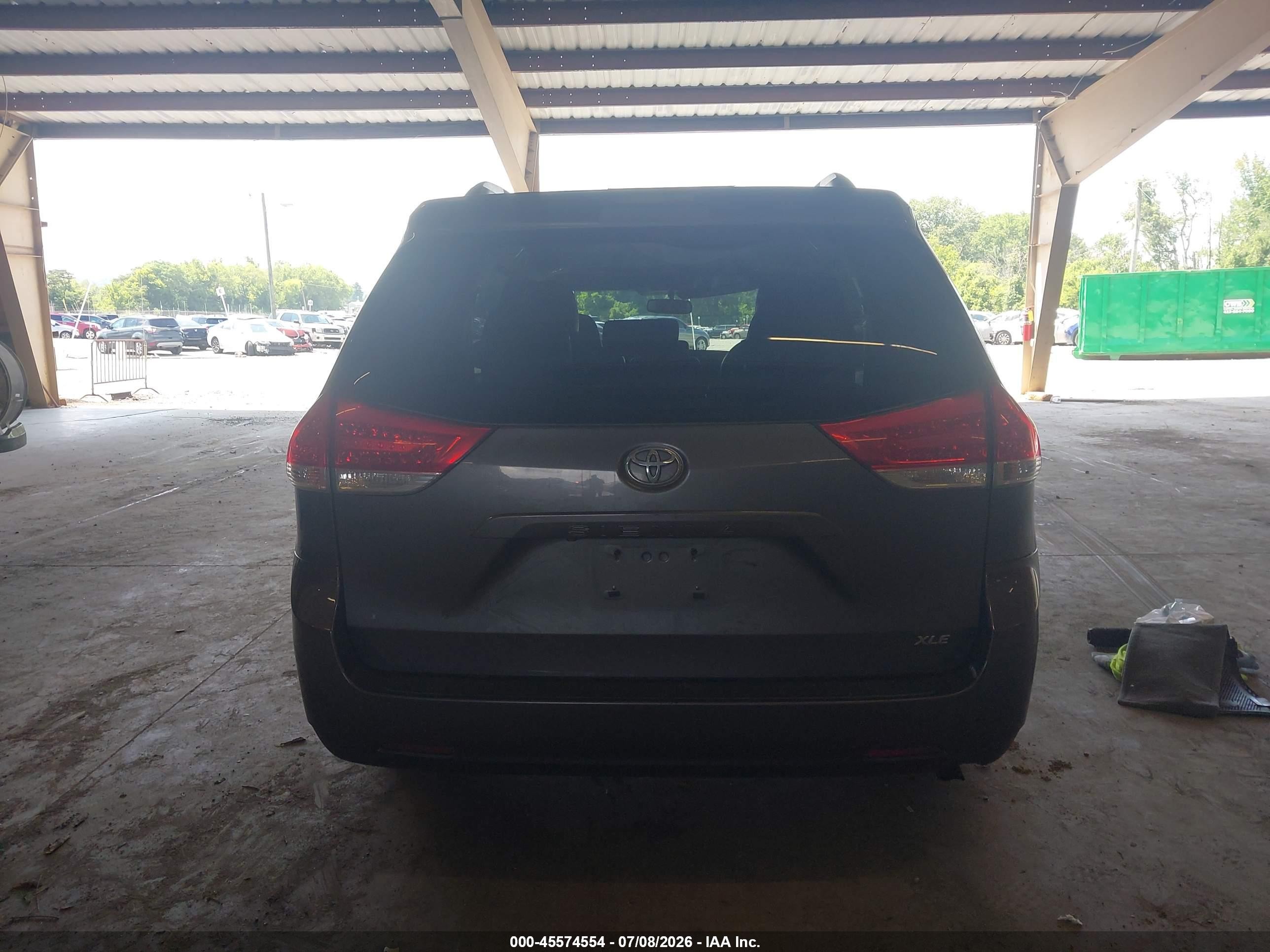 2011 Toyota Sienna Xle V6 Gray vin: 5TDYK3DC6BS007067