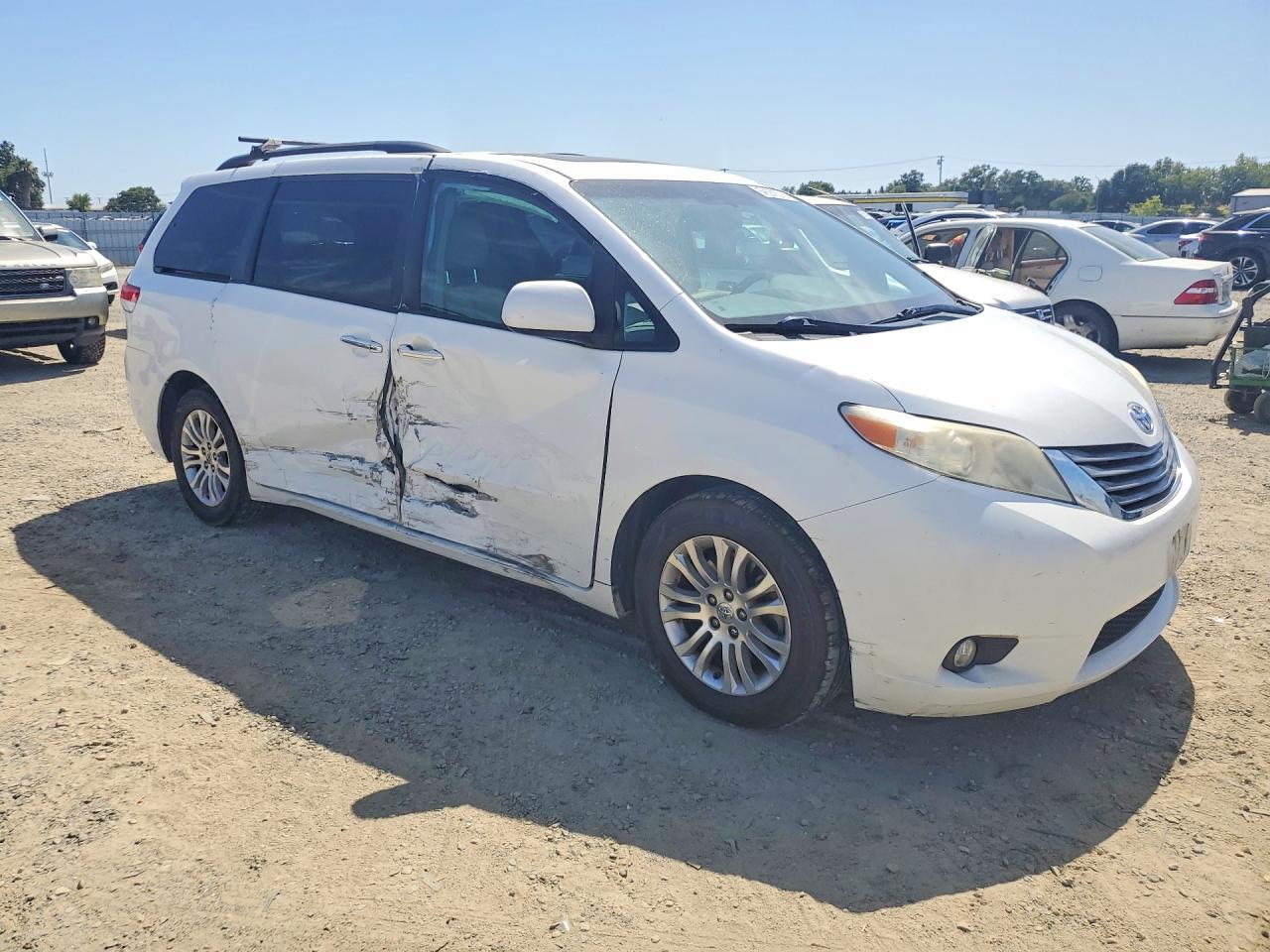 2011 Toyota Sienna Xle 8-passenger White vin: 5TDYK3DC6BS012799