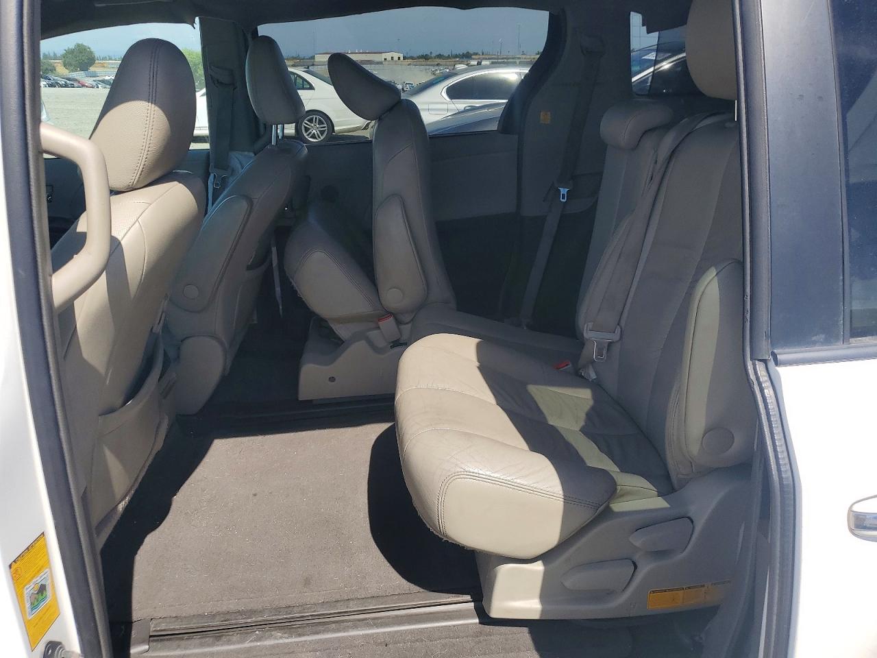 2011 Toyota Sienna Xle 8-passenger White vin: 5TDYK3DC6BS012799