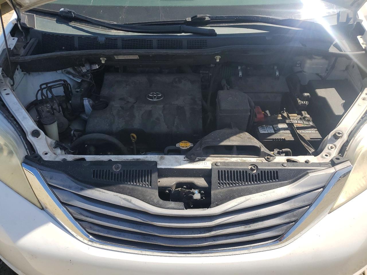 2011 Toyota Sienna Xle 8-passenger White vin: 5TDYK3DC6BS012799