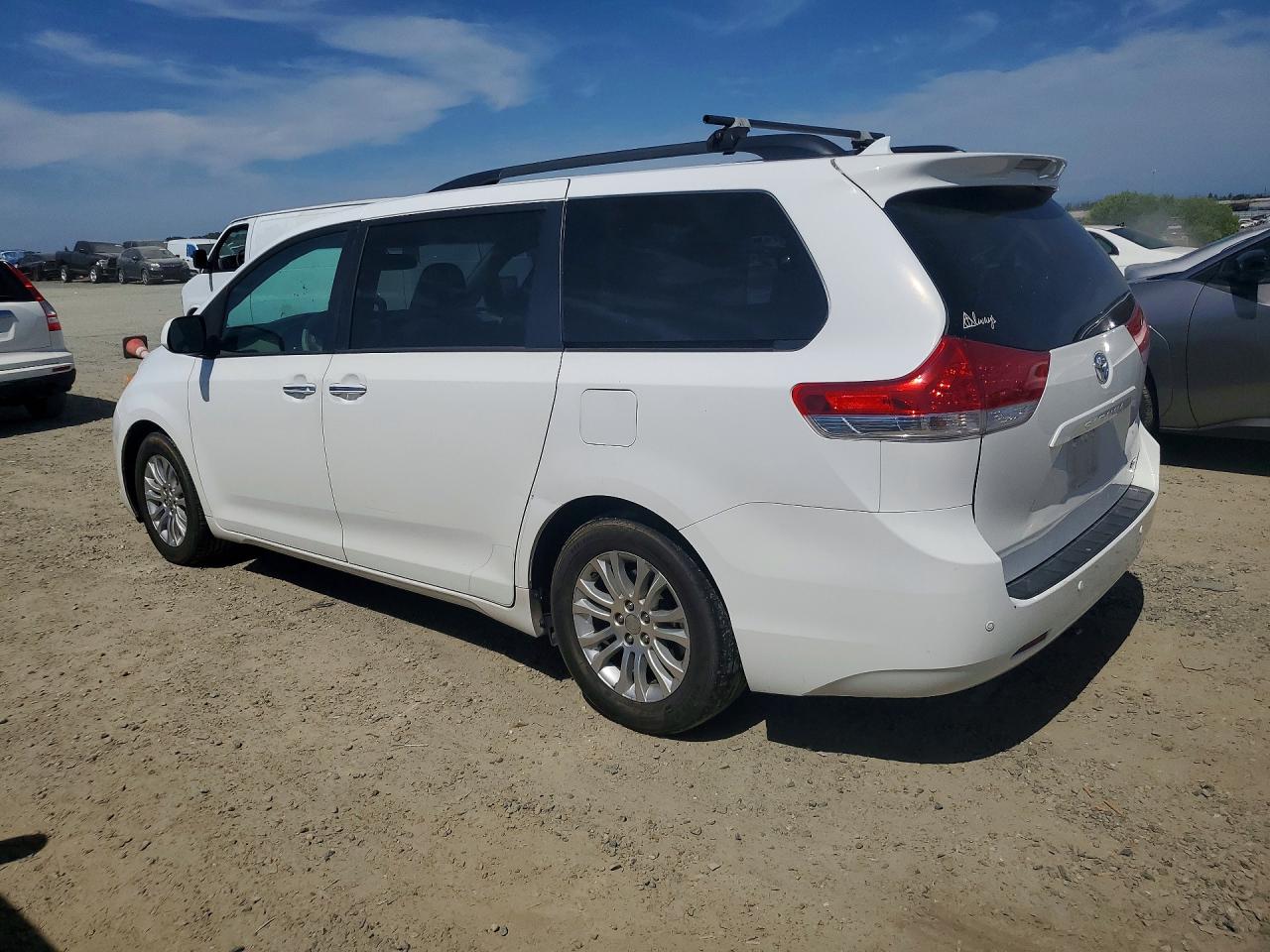2011 Toyota Sienna Xle 8-passenger White vin: 5TDYK3DC6BS012799