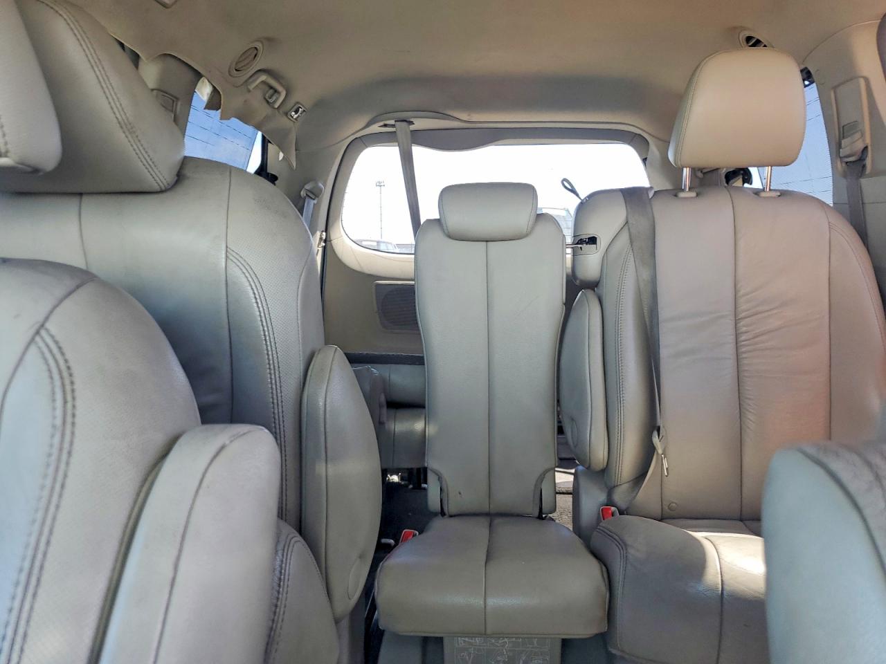 2011 Toyota Sienna Xle 8-passenger White vin: 5TDYK3DC6BS012799