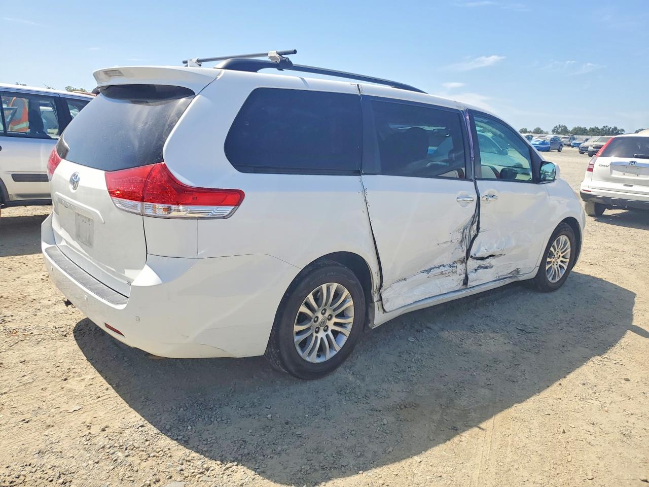 2011 Toyota Sienna Xle 8-passenger White vin: 5TDYK3DC6BS012799