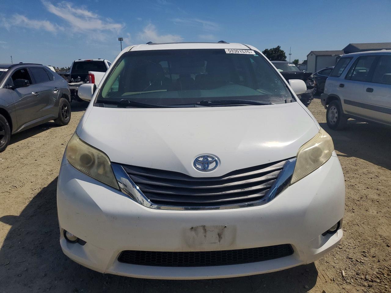 2011 Toyota Sienna Xle 8-passenger White vin: 5TDYK3DC6BS012799