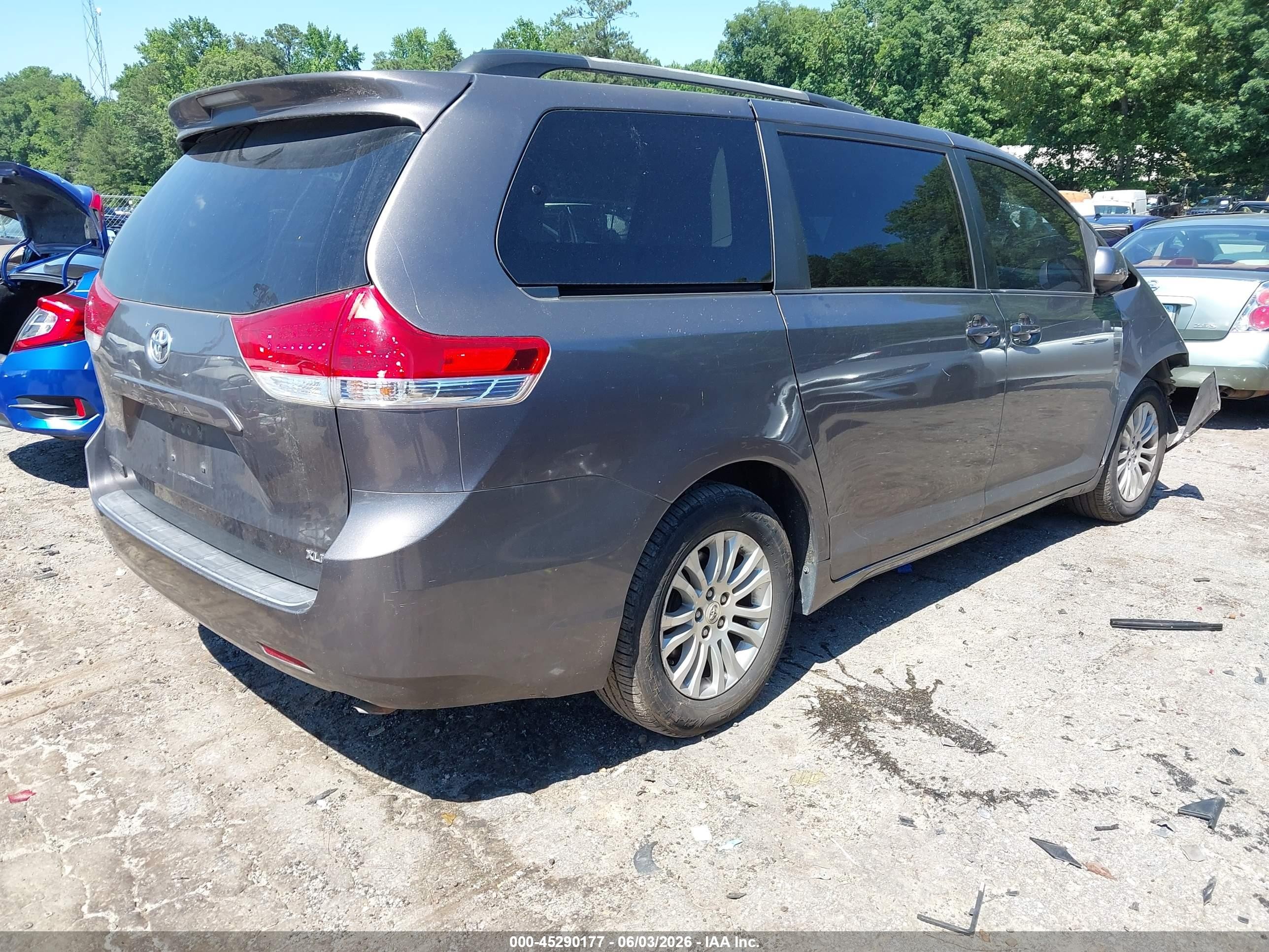 2011 Toyota Sienna Xle V6 Gray vin: 5TDYK3DC6BS022247