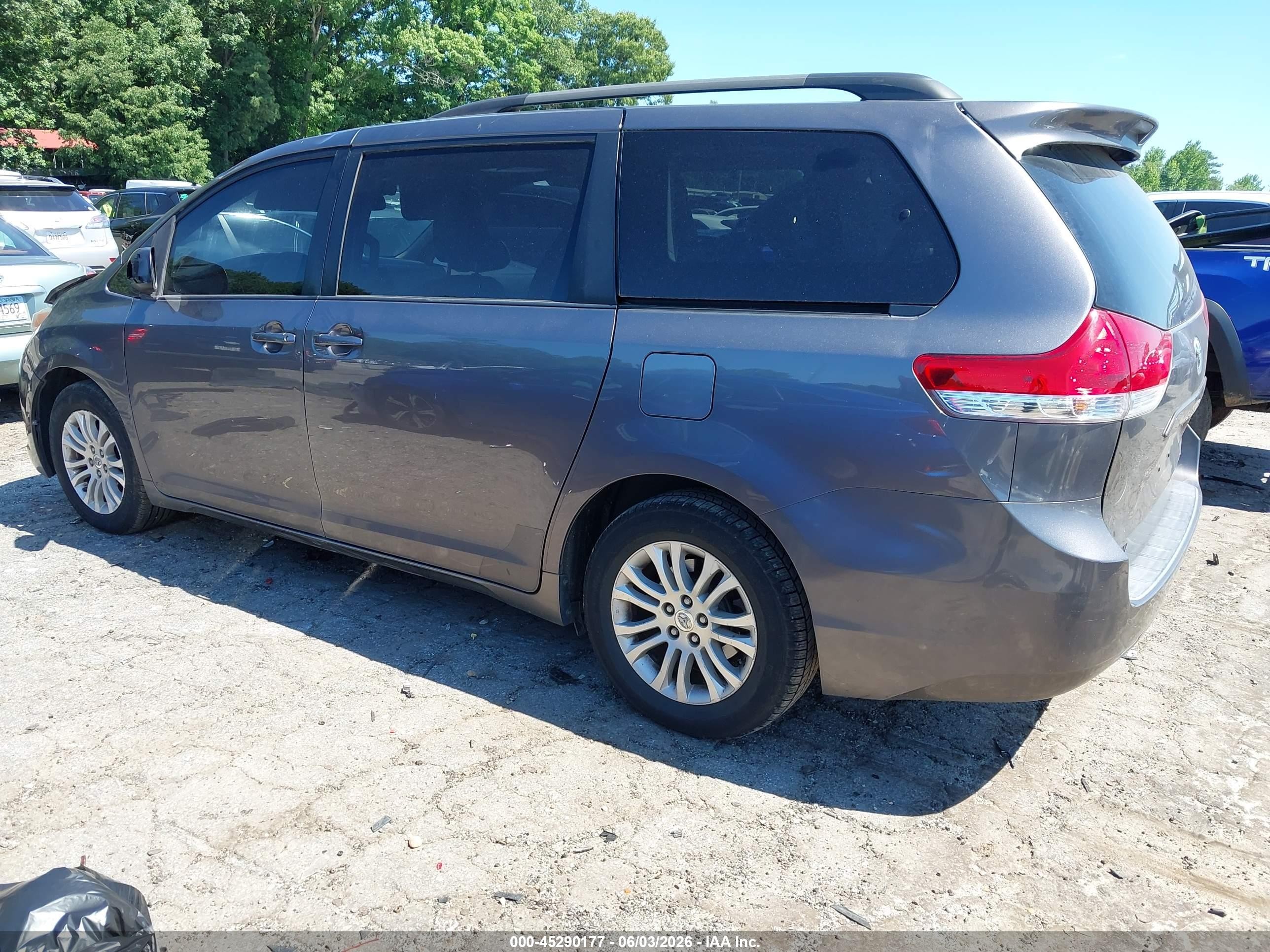 2011 Toyota Sienna Xle V6 Gray vin: 5TDYK3DC6BS022247