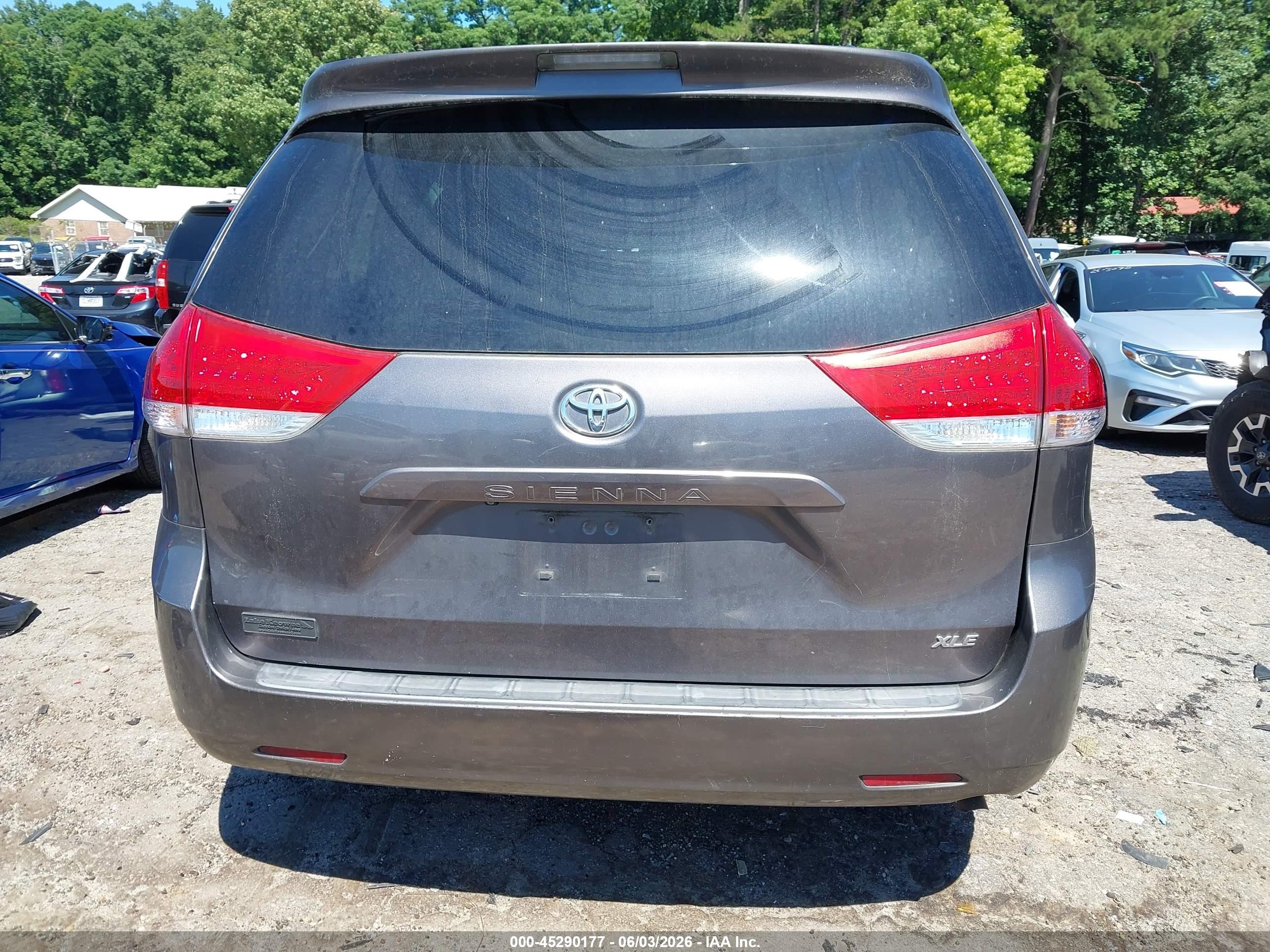 2011 Toyota Sienna Xle V6 Gray vin: 5TDYK3DC6BS022247