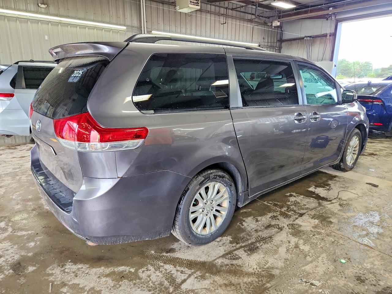 2011 Toyota Sienna Xle 8-passenger Gray vin: 5TDYK3DC6BS025374