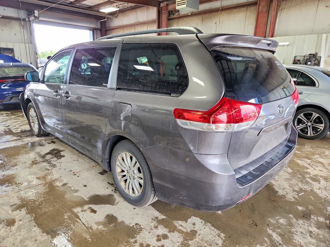 2011 Toyota Sienna Xle 8-passenger Gray vin: 5TDYK3DC6BS025374