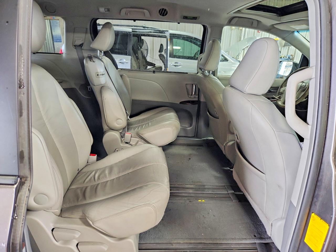2011 Toyota Sienna Xle 8-passenger Gray vin: 5TDYK3DC6BS025374