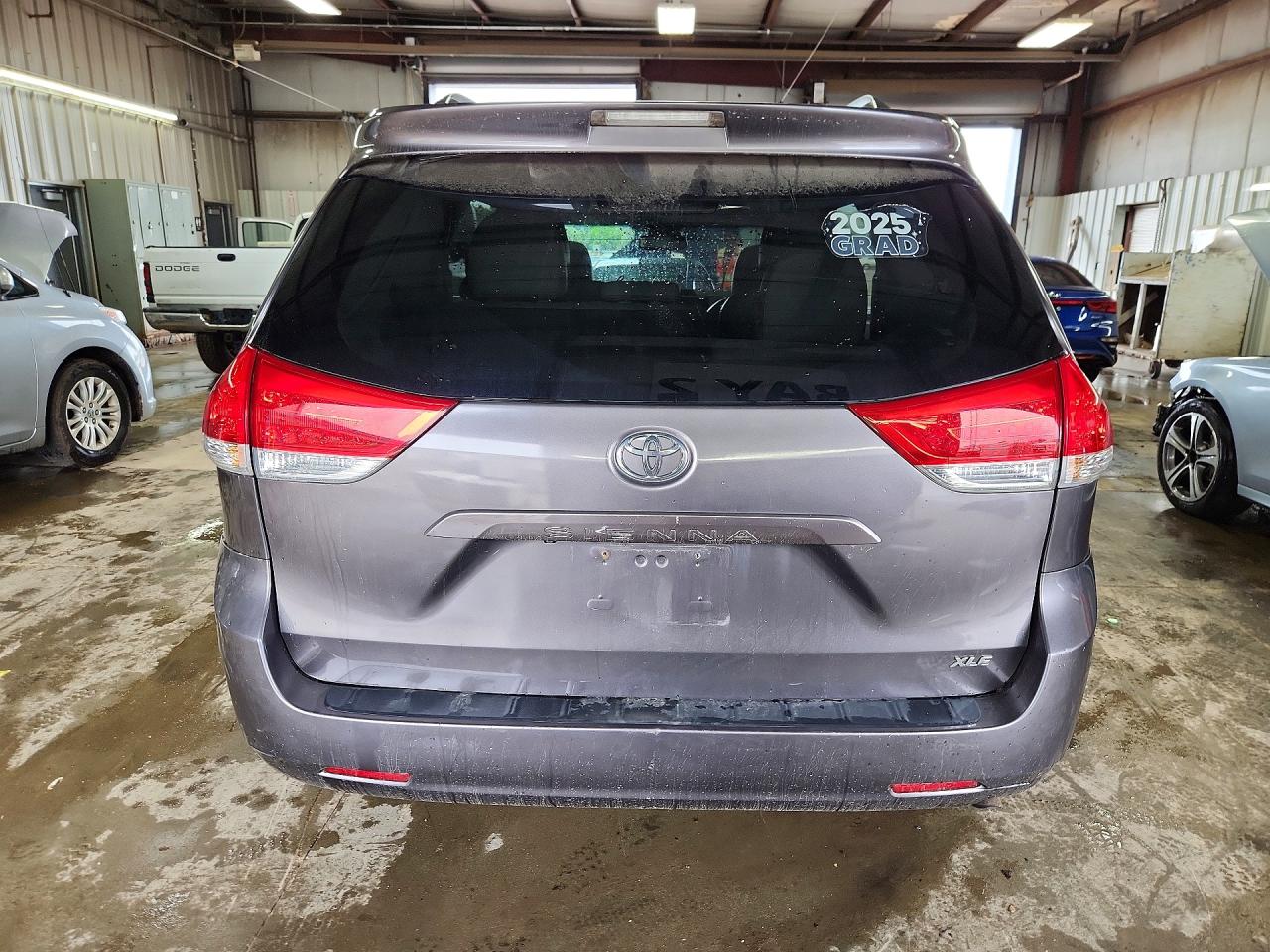 2011 Toyota Sienna Xle 8-passenger Gray vin: 5TDYK3DC6BS025374