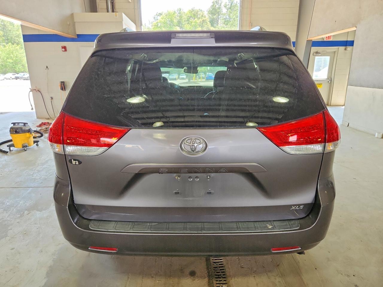 2011 Toyota Sienna Xle 8-passenger Gray vin: 5TDYK3DC6BS032051