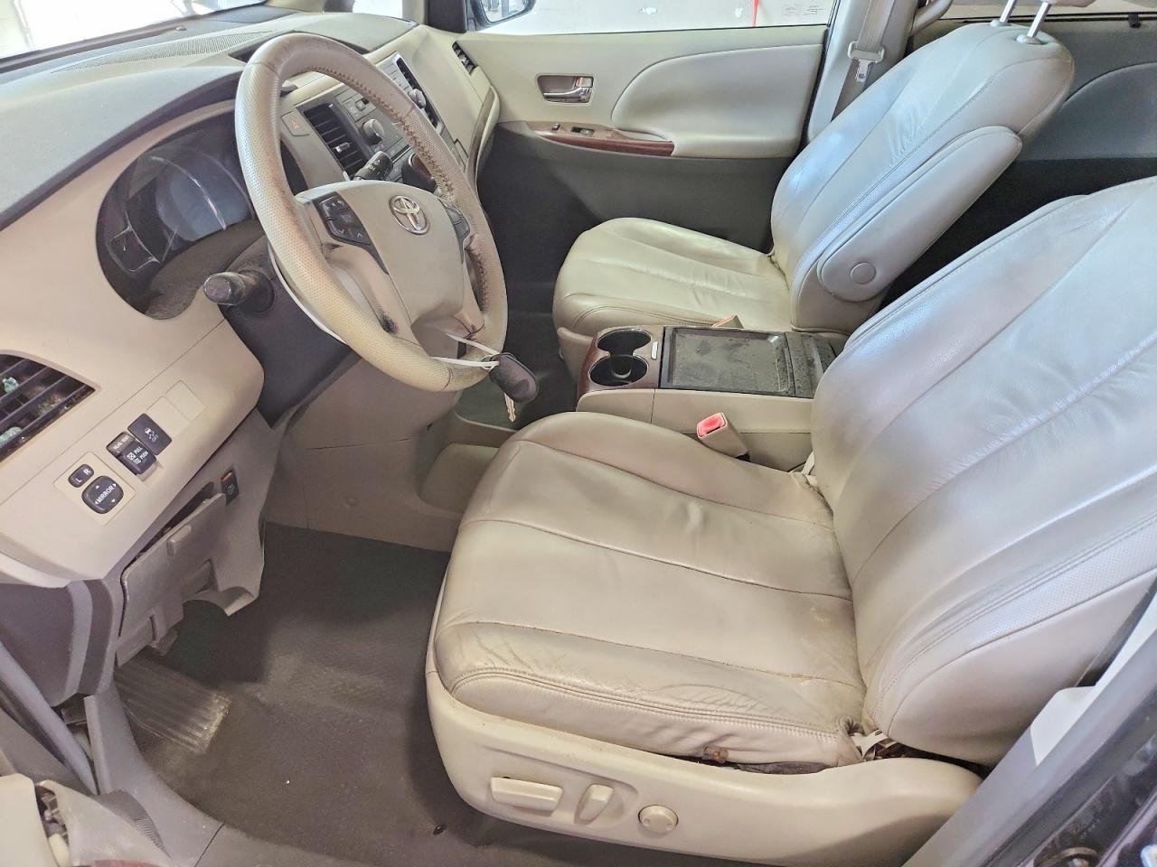 2011 Toyota Sienna Xle 8-passenger Gray vin: 5TDYK3DC6BS032051