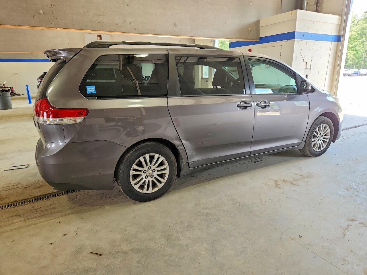 2011 Toyota Sienna Xle 8-passenger Gray vin: 5TDYK3DC6BS032051