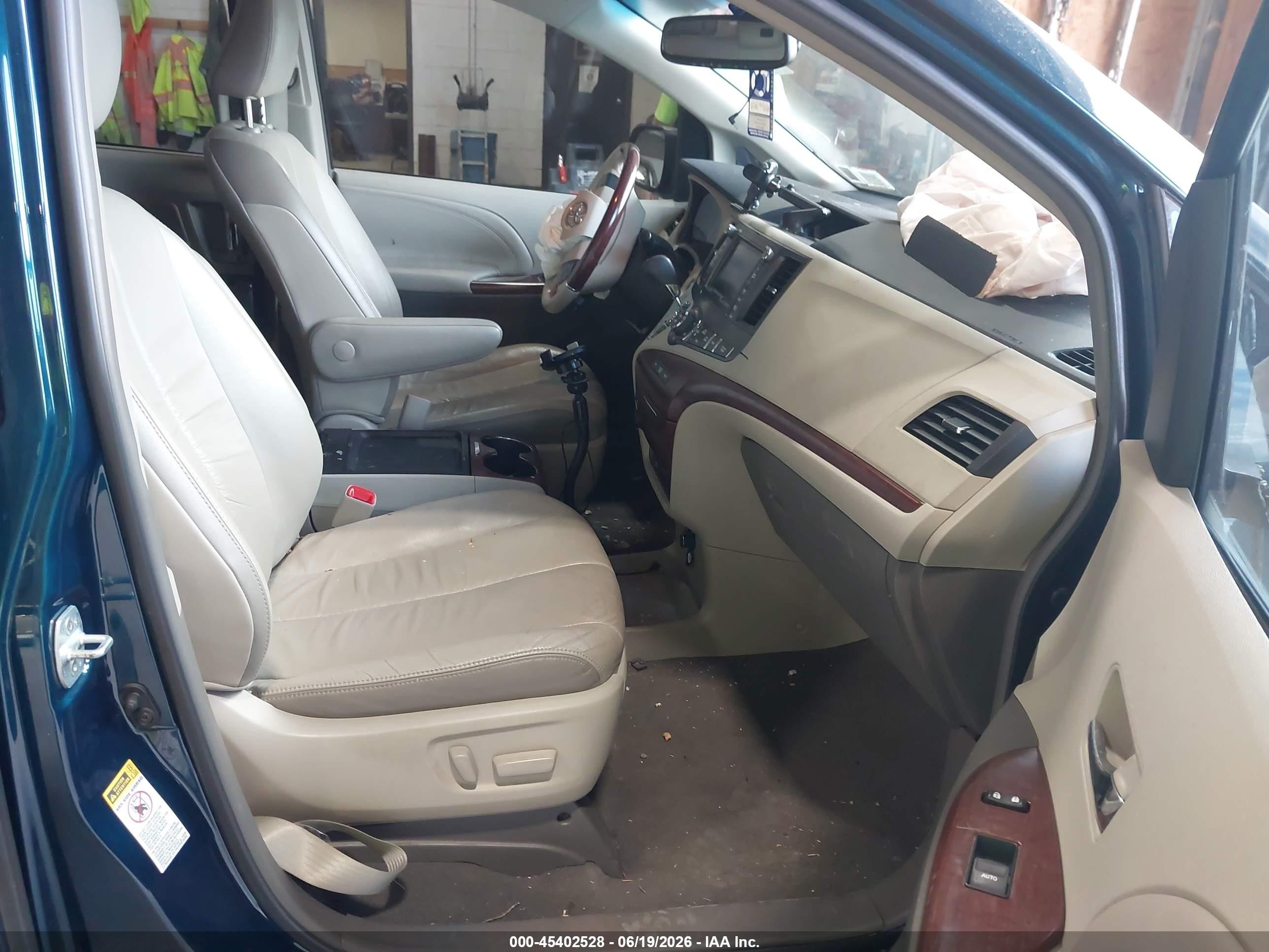 2011 Toyota Sienna Limited V6 Dark Blue vin: 5TDYK3DC6BS041378