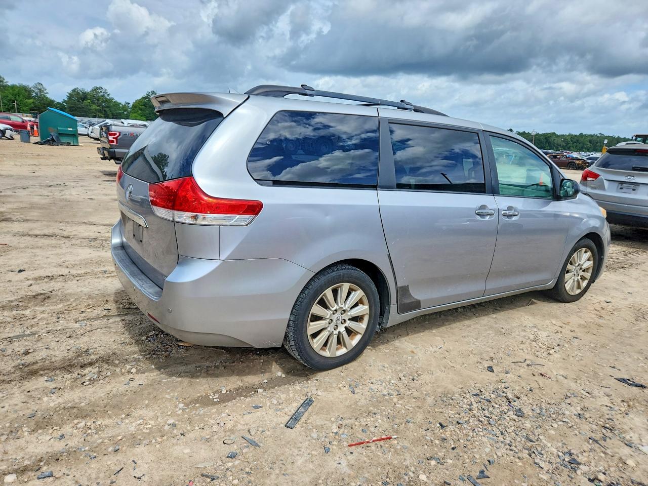2011 Toyota Sienna Limited 7-passenger Silver vin: 5TDYK3DC6BS041669