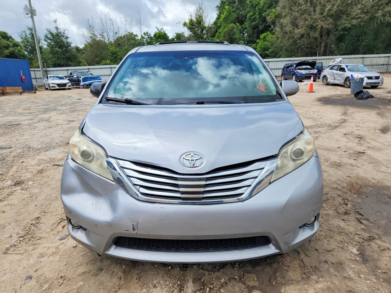 2011 Toyota Sienna Limited 7-passenger Silver vin: 5TDYK3DC6BS041669