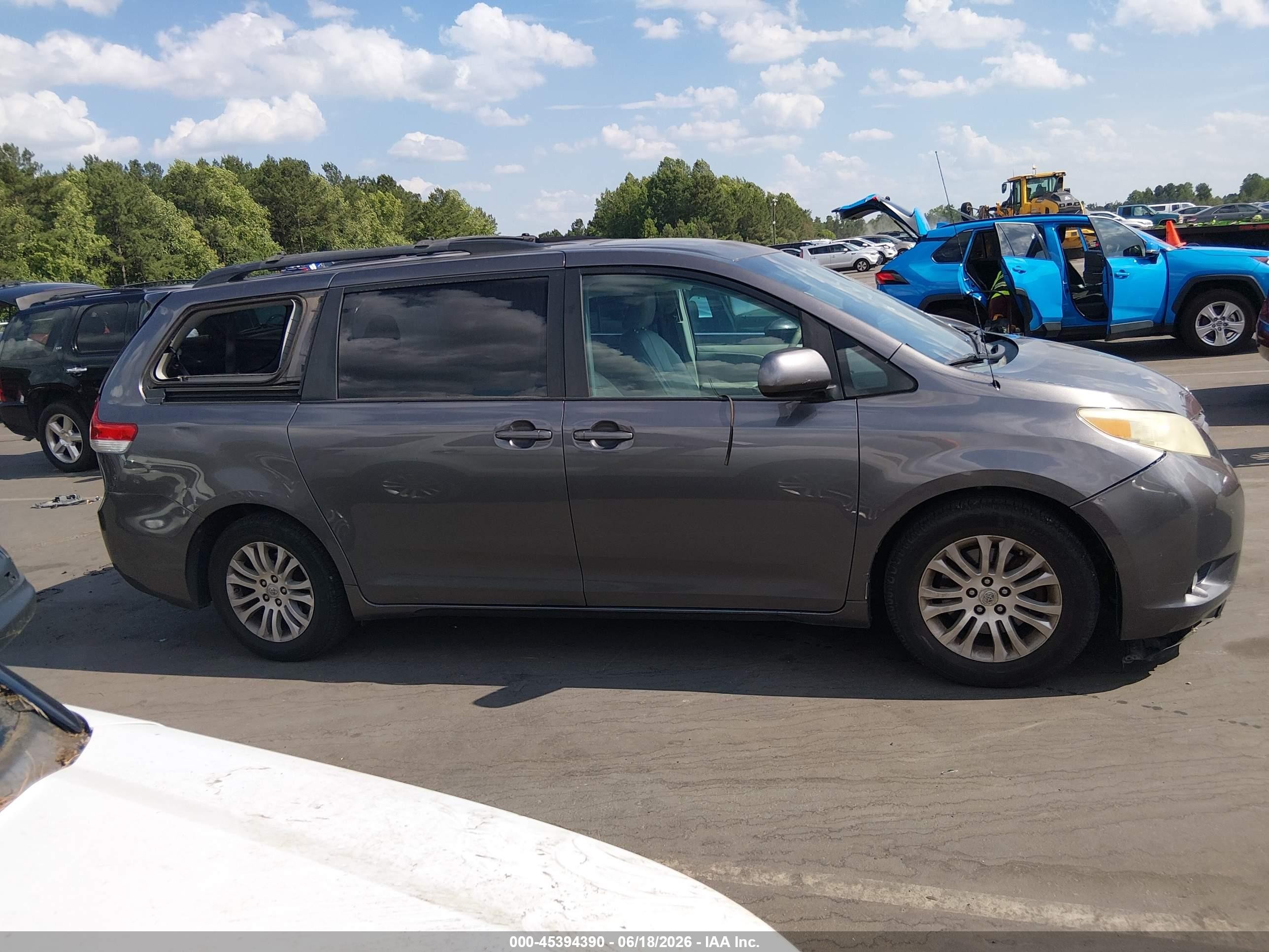 2011 Toyota Sienna Xle V6 Gray vin: 5TDYK3DC6BS056401