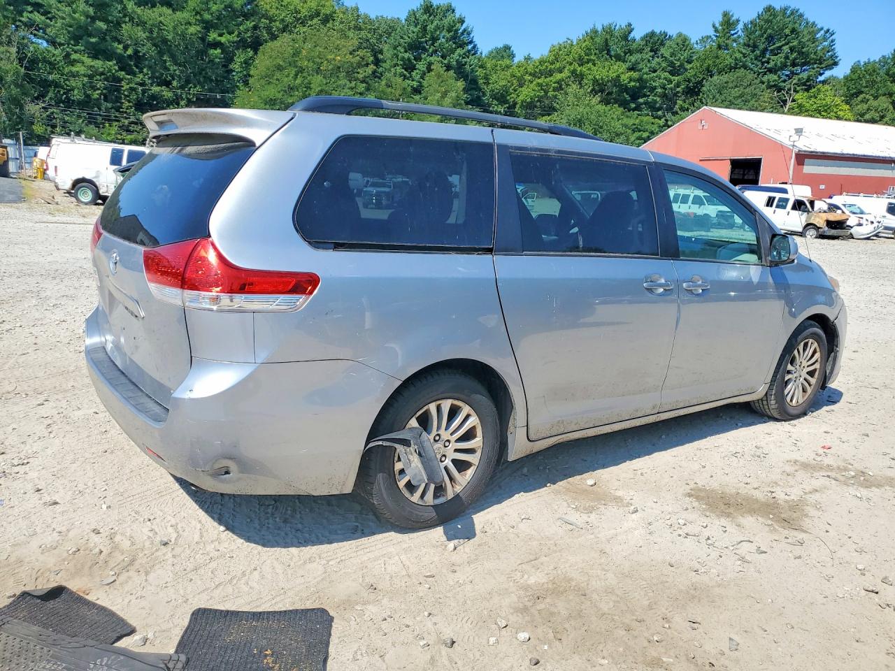 2011 Toyota Sienna Xle 8-passenger Silver vin: 5TDYK3DC6BS059685