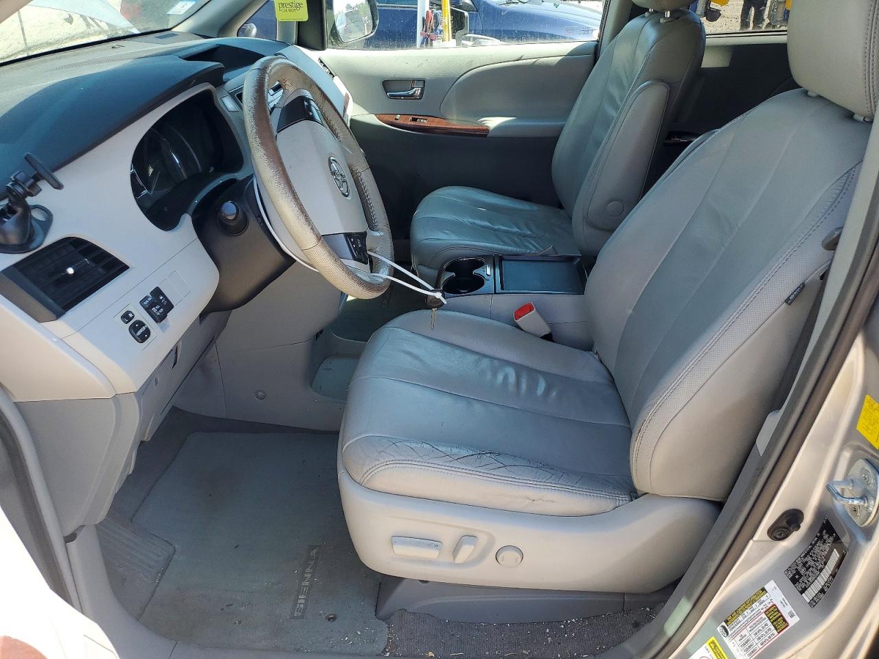 2011 Toyota Sienna Xle 8-passenger Silver vin: 5TDYK3DC6BS059685