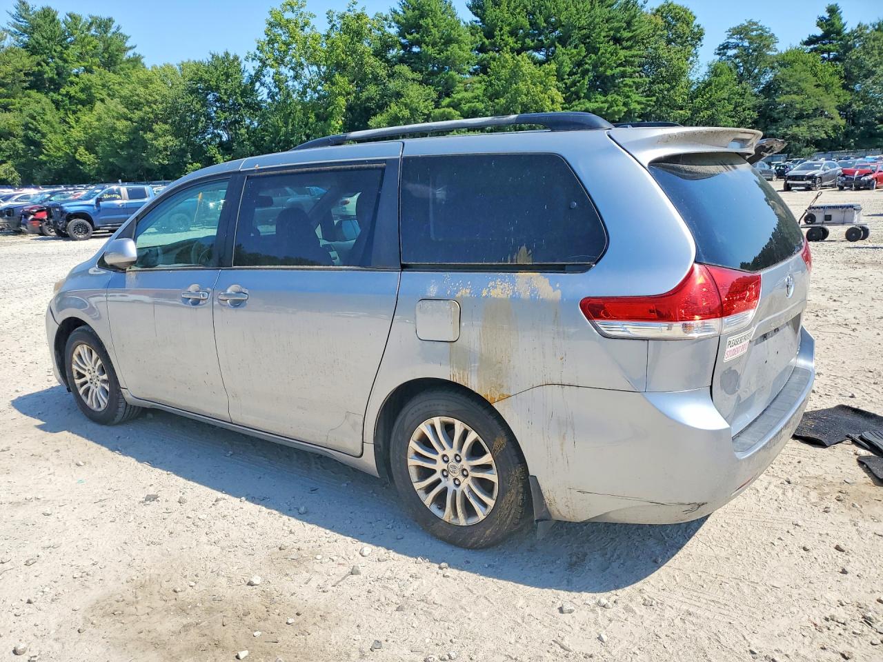 2011 Toyota Sienna Xle 8-passenger Silver vin: 5TDYK3DC6BS059685