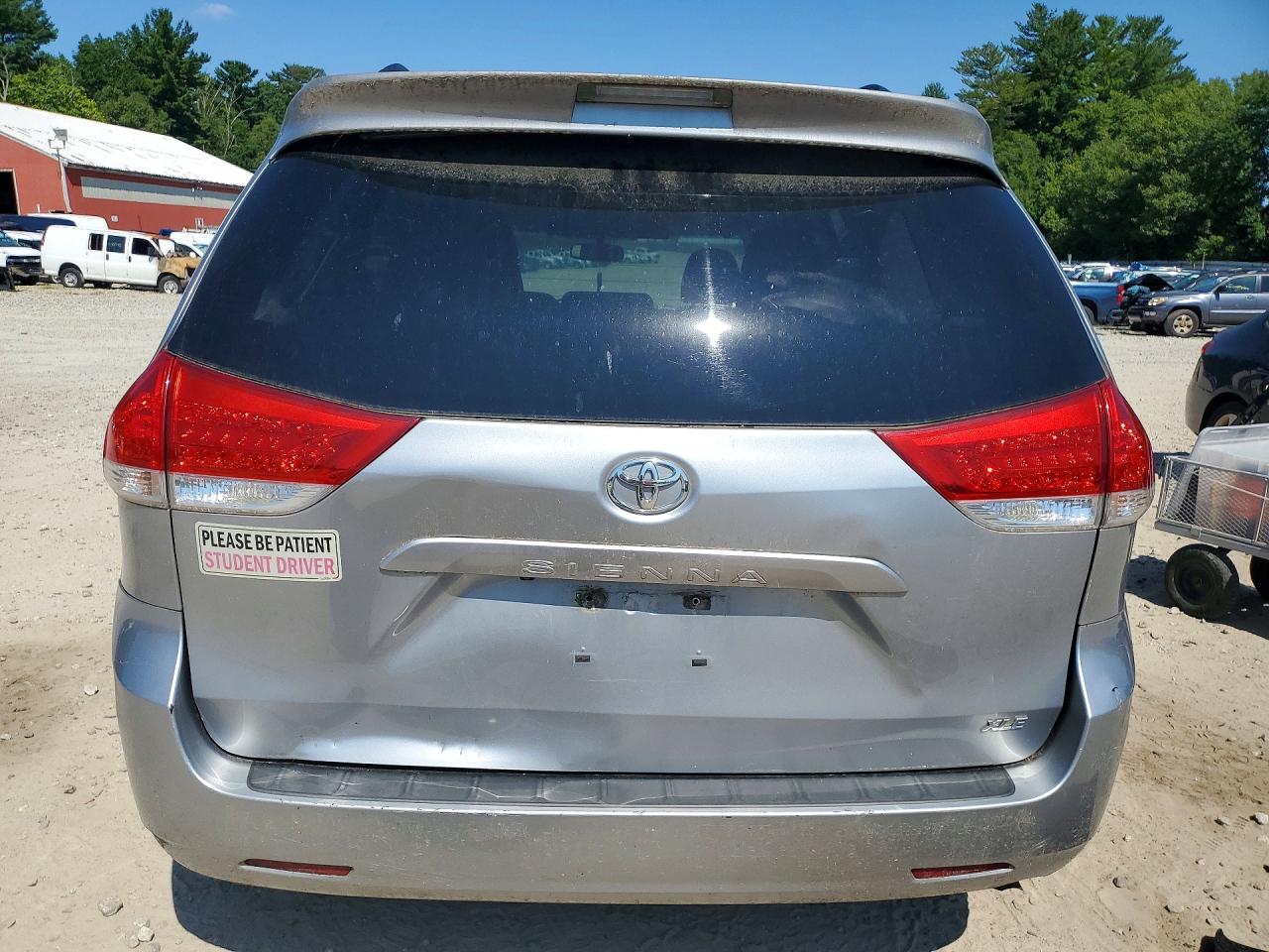2011 Toyota Sienna Xle 8-passenger Silver vin: 5TDYK3DC6BS059685