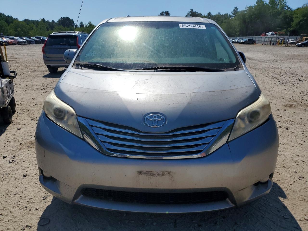 2011 Toyota Sienna Xle 8-passenger Silver vin: 5TDYK3DC6BS059685
