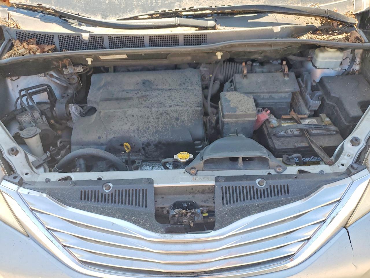 2011 Toyota Sienna Xle 8-passenger Silver vin: 5TDYK3DC6BS059685