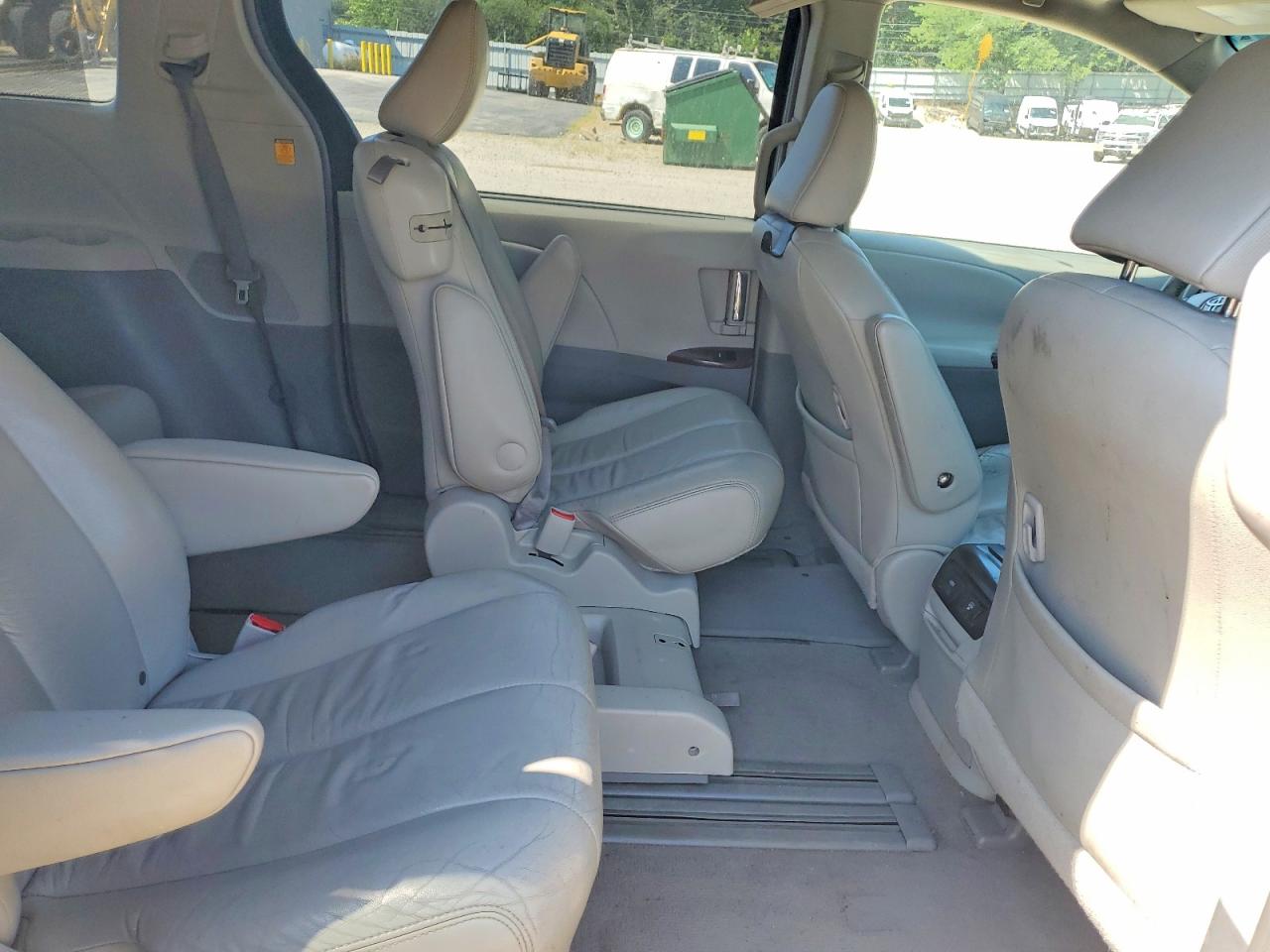2011 Toyota Sienna Xle 8-passenger Silver vin: 5TDYK3DC6BS059685